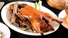 深受饕客喜愛的「靚皮烤鴨」，獨特的三色餅皮及配料。(圖／六福旅遊集團提供)