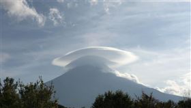 棉花糖雲，斗笠雲，帽子雲，飛碟雲。（圖／讀者提供）