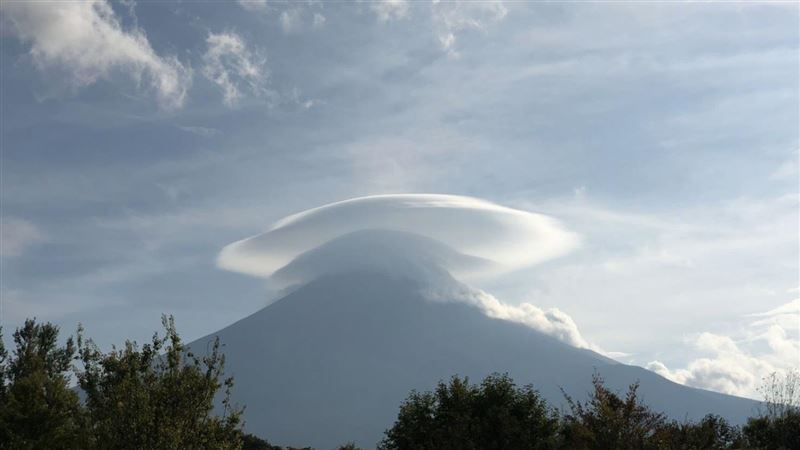 富士山驚見「斗笠雲」宛如棉花糖帽