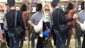 橘裙正妹搭捷運…竟遇黑衣男「零距離」緊貼！網怒：好噁心（圖／翻攝自Dcard）