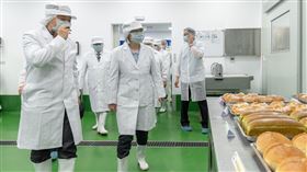 蔡英文總統4日下午前往桃園訪視「經濟部企業紓困計畫－饗賓餐旅事業」。（圖／總統府提供）