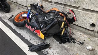 轎車盲彎超車　撞飛北宜重機