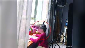 逼6歲兒去撞牆「練鐵頭功」！狠父：我小時候也這樣（圖／翻攝自頭條新聞）