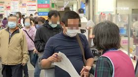 20日起申請3萬紓困金 勞保局櫃台擠滿人潮