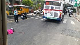 內湖女騎士擦撞轎車命危　翻攝畫面