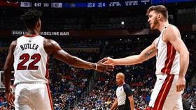 士官長買框送全隊　雷納德發文酸爆NBA,邁阿密熱火,Jimmy Butler,Meyers Leonard
翻攝自推特