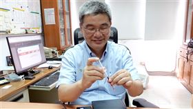 中正大學研發出敗血症快篩感測器中正大學機械工程系教授謝文馨研發「雙面光柵生物感測器」，這項生物感測器用在檢測敗血症，只要1小時檢測結果就能出爐，及時輔助醫生對症下藥。（中正大學提供）中央社記者蔡智明傳真　109年5月5日