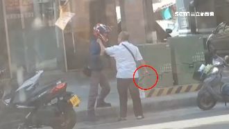 阿伯作勢打騎士　輪番亮出鐵棍、榔頭