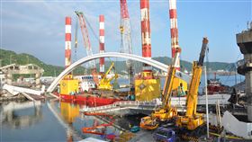 南方澳斷橋拆拱作業完成宜蘭縣南方澳跨港大橋坍塌後，9日起展開約320公噸橋拱拆除作業，經24小時趕工後，10日上午完成。中央社記者沈如峰宜蘭攝　108年10月10日