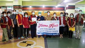 印尼台商捐贈醫療物資印尼華商經貿聯合會會長黃家鴻（左6）及亞洲華商經貿聯合總會會長李玉香（左5）5日將500件防護衣等醫療用品捐贈給雅加達聖卡倫醫院。中央社記者石秀娟雅加達攝　109年5月5日