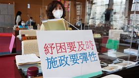 議員籲中市府放寬集會限制　逐步恢復正常生活台中市議會5日召開定期會，國民黨籍市議員黃馨慧指出，「紓困要及時，施政要彈性」，政府面對公共議題事務是否夠彈性，直接影響執政成敗，既然疫情趨緩，市府應酌情考量放寬集會限制，緩步恢復社會生活正軌。中央社記者趙麗妍攝　109年5月5日