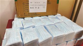 金門小英之友會奔走　金酒缺口罩危機解除金酒公司口罩庫存拉警報，經金門縣小英之友會協調後，獲得經濟部專案處理，廠商每月出貨1萬4000片供金酒採購，首批數千片口罩到貨，一解金酒口罩短缺危機。（金門縣小英之友會提供）中央社記者黃慧敏傳真　109年5月5日