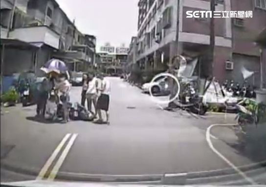 車禍倒地破水33週孕媽咪撫肚急哭 熱心民眾圍人牆保護 社會 三立新聞網setn Com