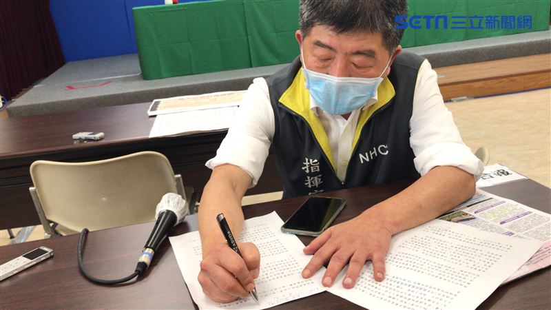 阿中加開紓困輔導課　手寫公式當家教