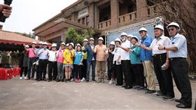 基隆要塞司令部修復工程開工基隆市政府5日舉行「市定古蹟基隆要塞司令部修復工程」開工典禮，將力拚民國110年農曆年前完工，市長林右昌（中淺褐色襯衫者）表示，未來將委外經營，讓此處活化再利用。（基隆市政府提供）中央社記者王朝鈺傳真　109年5月5日