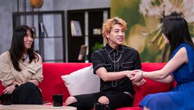 嘻小瓜今（5日)上MOMOTV《今天大小事》，與主持人楊月娥、藝人周姿君，以及諮商心理師許皓宜談霸凌經驗。圖／MOMOTV提供