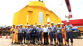 台船子公司獲沃旭風場合約台船旗下子公司台蝕與興達海基正式簽約，將承攬沃旭大彰化風場56座水下基礎防蝕塗裝工程，並促成台蝕進入離岸風電產業，力拚成為台灣離岸風電防蝕工程的領頭羊。（台船提供）中央社記者蔡芃敏傳真　109年5月5日