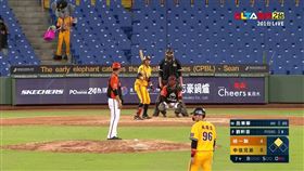 ▲中信兄弟吉祥物小翔在本壘後方觀眾席拖地。（圖／翻攝自愛爾達體育家族臉書）