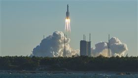 中國發射長征五號B火箭  為太空站建設奠基為中國載人太空站工程研製的長征五號B運載火箭，搭載新一代載人飛船試驗船和柔性充氣式貨物返回艙試驗艙，5日晚間6時在中國海南文昌航天發射場點火升空。（中新社提供）中央社  109年5月5日