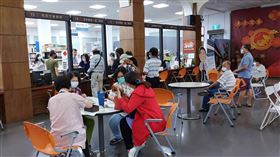 到底怎麼領？紓困補助上路　大批民眾一早擠爆區公所　