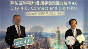 西門子分享發展願景德國工業大廠西門子5日在台北舉辦2020年度媒體說明會，分享打造智慧城市的解決方案與實績。左起為台灣西門子總裁暨執行長艾偉（Erdal Elver）、交通大學專任副教授林欽榮。中央社記者吳家豪攝　109年5月5日