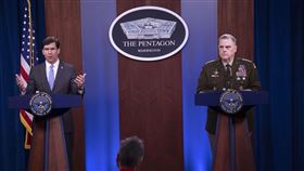 美防長：美軍南海行動  向北京傳遞明確信號美國國防部長艾斯培（左）表示，美國軍艦在南海的航行自由行動，向北京發出明確信號，亦即美國致力於確保所有國家的航行與商業自由。（美國防部提供）中央社記者江今葉華盛頓傳真  109年5月6日