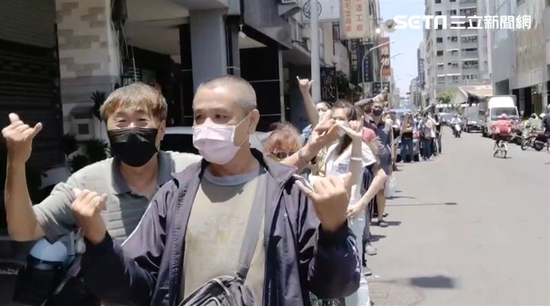 獨／高雄人瘋排啥？超長人龍手全比6