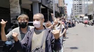 獨／高雄人瘋排啥？超長人龍手全比6