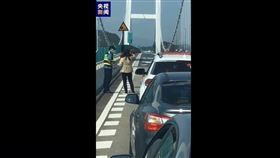 跨越珠江出海口的廣東虎門大橋5日下午約3時20分出現異常抖動，橋面雙向封路。（圖取自央視新聞微博網頁weibo.com/cctvxinwen）