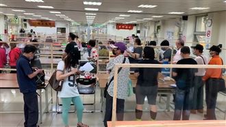 想被紓困排排站　一早擠爆三重區公所