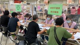 三重,紓困,萬元,區公所,排隊,人潮（圖／記者陳啟明攝影）