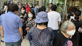 三重,紓困,萬元,區公所,排隊,人潮（圖／記者陳啟明攝影）