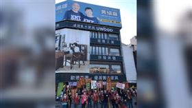 「Wecare高雄」在韓國瑜看板下發送民主黃絲帶。（圖／翻攝自Wecare高雄臉書） 

https://www.facebook.com/wecarekhtw/photos/a.2275742915993593/2716636705237543/?type=3&theater