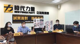 陸軍六軍團269旅黃姓中尉排長於4月16日傍晚被發現在營區輕生，引發各界關注。立委邱顯智、律師曾威凱、司改國是會議委員王薇君等人今（6）偕同家屬召開記者會，指出黃姓中尉長期受到在軍中被施壓、霸凌，才會走上絕路；而國防部調查此案的方式竟是「發問卷」問軍中官兵有無霸凌，讓曾威凱忍不住痛批「騙大家沒當過兵嗎？」（圖／翻攝自時代力量直播）