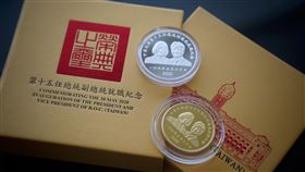 第15任總統副總統就職紀念幣將開賣中央銀行即將發售「中華民國第15任總統副總統就職紀念幣」，將銷售金幣1萬枚，每枚售價新台幣5萬6000元；銀幣5萬枚，每枚售價1600元。中央社記者徐肇昌攝　109年5月6日