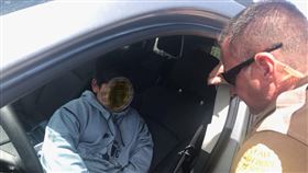 美國猶他州巡邏隊4日在高速公路上攔截一輛行進軌跡相當可疑的車子，車窗一搖下來，發現駕駛竟是一名年僅5歲的男童！男童表示，自己在和媽媽大吵了一架之後，就負氣駕車離家，而爭執的原因是媽媽不買「藍寶堅尼」給他，才想說要自己開車去加州買。（圖／翻攝自Utah Highway Patrol推特）