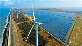 台電投入綠電市場台電投入綠電市場，透過銷售自建綠電，可為綠電交易平台挹注8.4億度綠電，成為目前全台最大綠電供給者。圖為「彰濱雙綠能」太陽光電場暨風力發電場。（台電提供）中央社記者楊舒晴傳真 109年5月6日