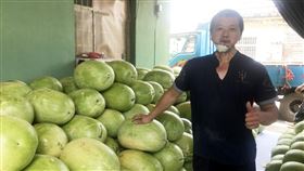 癌父種西瓜扛家計　網友暖心揪團做愛心雲林縣四湖鄉呂榮騰罹癌多年，種植西瓜扛起家計，今年因手術日與西瓜產期重疊而擔憂西瓜銷售問題，網友得知後，紛紛揪團採購做愛心，讓呂榮騰安心就醫。中央社記者姜宜菁攝　109年5月6日