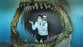 黃偉哲參觀台南左鎮化石園區特展（1）台南市長黃偉哲6日上午出席台南左鎮化石園區「鰭幻足跡」特展記者會，並進入展區參觀，在巨齒鯊造景區接受媒體拍照、聯訪。中央社記者楊思瑞攝　109年5月6日