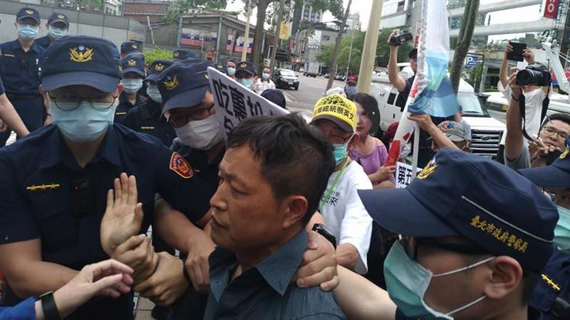 台灣國抗議！中山副分局長遭流蛋波及