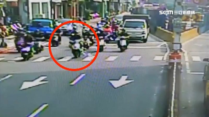 萬華下起「鈔票雨」　騎士紛下車狂撿