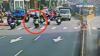 萬華下起「鈔票雨」　騎士紛下車狂撿