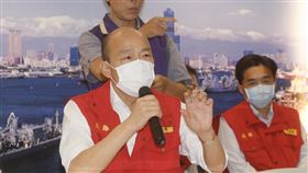 防疫管制措施  韓國瑜：將逐步開放隨著海軍敦睦艦隊官兵解除隔離，國內疫情趨緩，高雄市長韓國瑜（前左）6日說，相關管制措施會逐步開放，從戶外優先再到半室內、室內等。中央社記者董俊志攝  109年5月6日