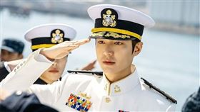 李敏鎬帥氣的海軍服裝造型。（圖／翻攝自永遠的君主官網）