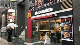 配合防疫 日本麥當勞禁止顧客內用再延長武漢肺炎疫情延燒，為避免疫情擴大，日本麥當勞分店禁止內用的期限原本6日屆滿，但因疫情尚未平息，因此決定禁止內用的措施延長實施至5月14日。中央社記者楊明珠東京攝 109年5月6日
