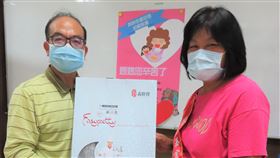 不畏逆境　自強媽媽慈愛光輝療癒人心遭受婚姻、病痛打擊的邱鈺紜（右）不向命運低頭，在住處鄰近大樓從事資源回收扶養子女，並以感恩的心定期帶著子女到屏東家扶中心幫忙，今年代表屏東家扶中心1200個受扶助家庭，接受家扶基金會「2020全國自強母親表揚」。（屏東家扶中心提供）中央社記者郭芷瑄傳真　109年5月6日