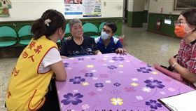 植物人媽媽奇蹟式甦醒　家人感謝創世照護65歲的美姨（左2）因腦血管瘤破裂變成植物人，原在安養院，輾轉至創世基金會屏東分院，5個月後奇蹟式甦醒，今年4月入住南區老人之家，家人感謝創世照護，讓今年的母親節特別有意義。（創世基金會屏東分院提供）中央社記者郭芷瑄傳真　109年5月6日