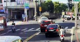 高雄,賓士,逆向,車禍,四輪朝天