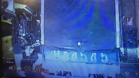 北市沈姓男子當街拉扯巫姓女友，導致女方跌倒受傷。（圖／翻攝臉書社團《爆料公社》）