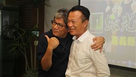 李永豐返鄉宣傳線上劇場 感謝翁章梁相挺疫情影響經營，紙風車劇團推出「返笑日線上劇場」活動，執行長李永豐（左）6日回到故鄉加強宣傳，感謝嘉義縣長翁章梁（右）出錢出力相挺。中央社記者蔡智明攝　109年5月6日